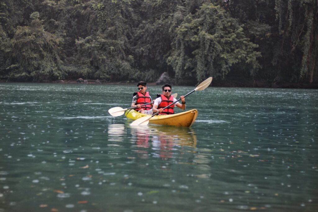 Deux hommes faisant du kayak sur une rivière, dans une forêt pour Berryfield